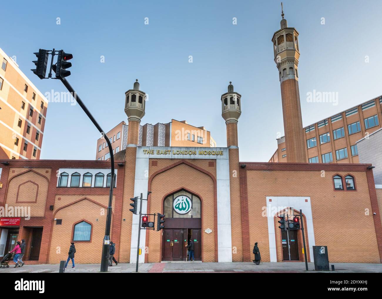 La Moschea Est di Londra, il Centro Islamico Islamico, l'esterno anteriore, Whitechapel, Tower Hamlets, Londra, Regno Unito Foto Stock