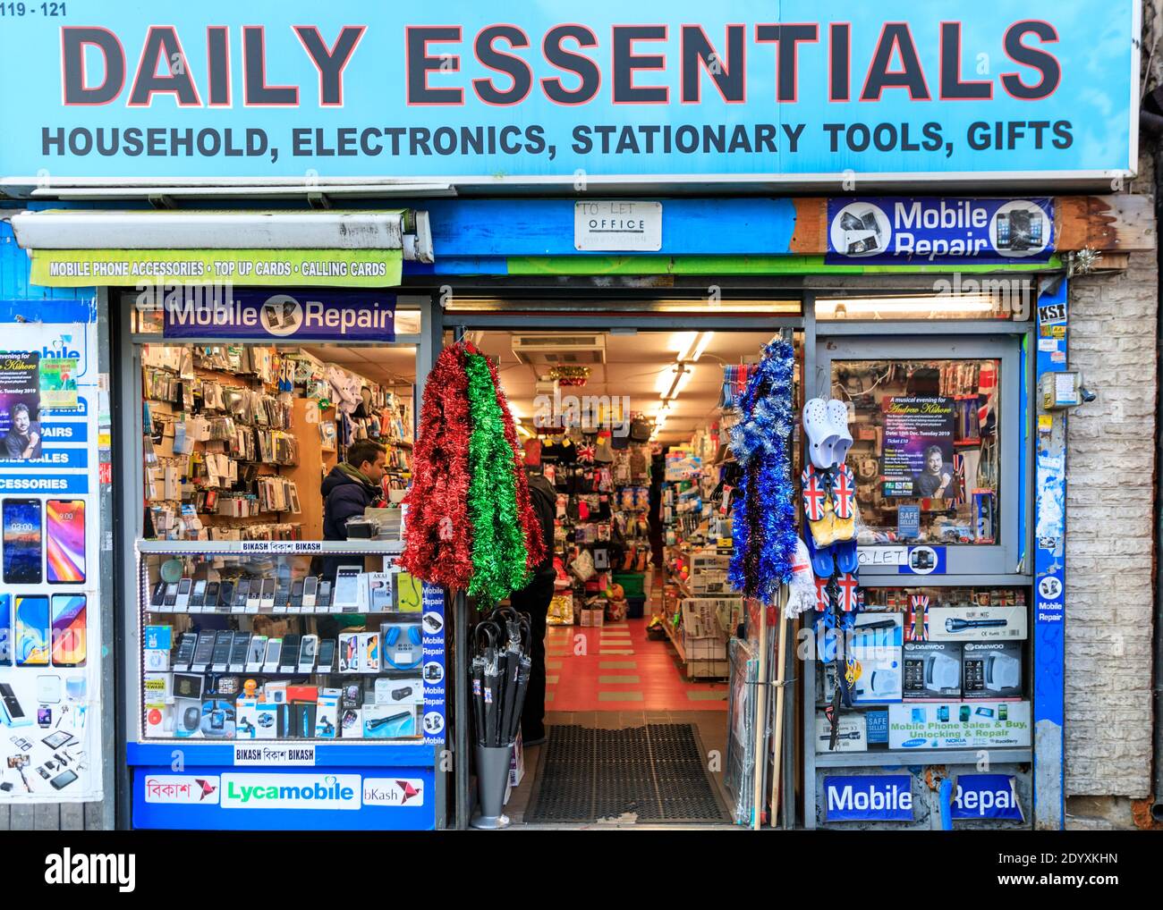Daily Essentials piccolo negozio indipendente a Mile End Road, Whitechapel, East London, Inghilterra Foto Stock