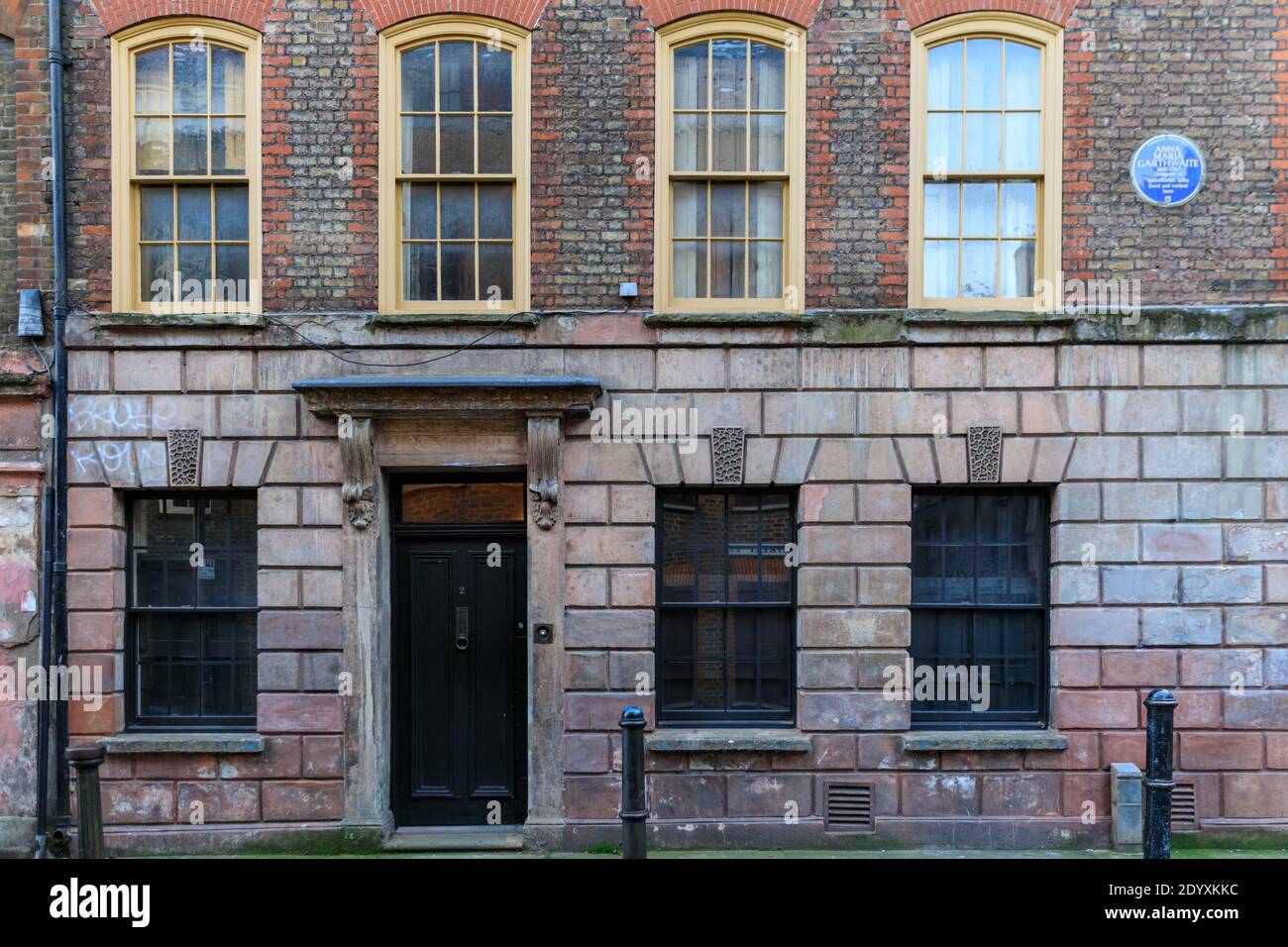 Edificio storico del XVIII secolo con placca blu di Anna Maria Garthwaite, esterno della casa su Princelet St, East London, Inghilterra Foto Stock