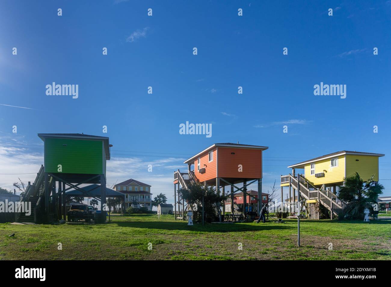 Holly Beach, LA, USA - 19 gennaio 2020: Fila di case colorate costruite su palafitte alte sulla costa della Louisiana. Le comunità in quest'area sono spesso colpite Foto Stock