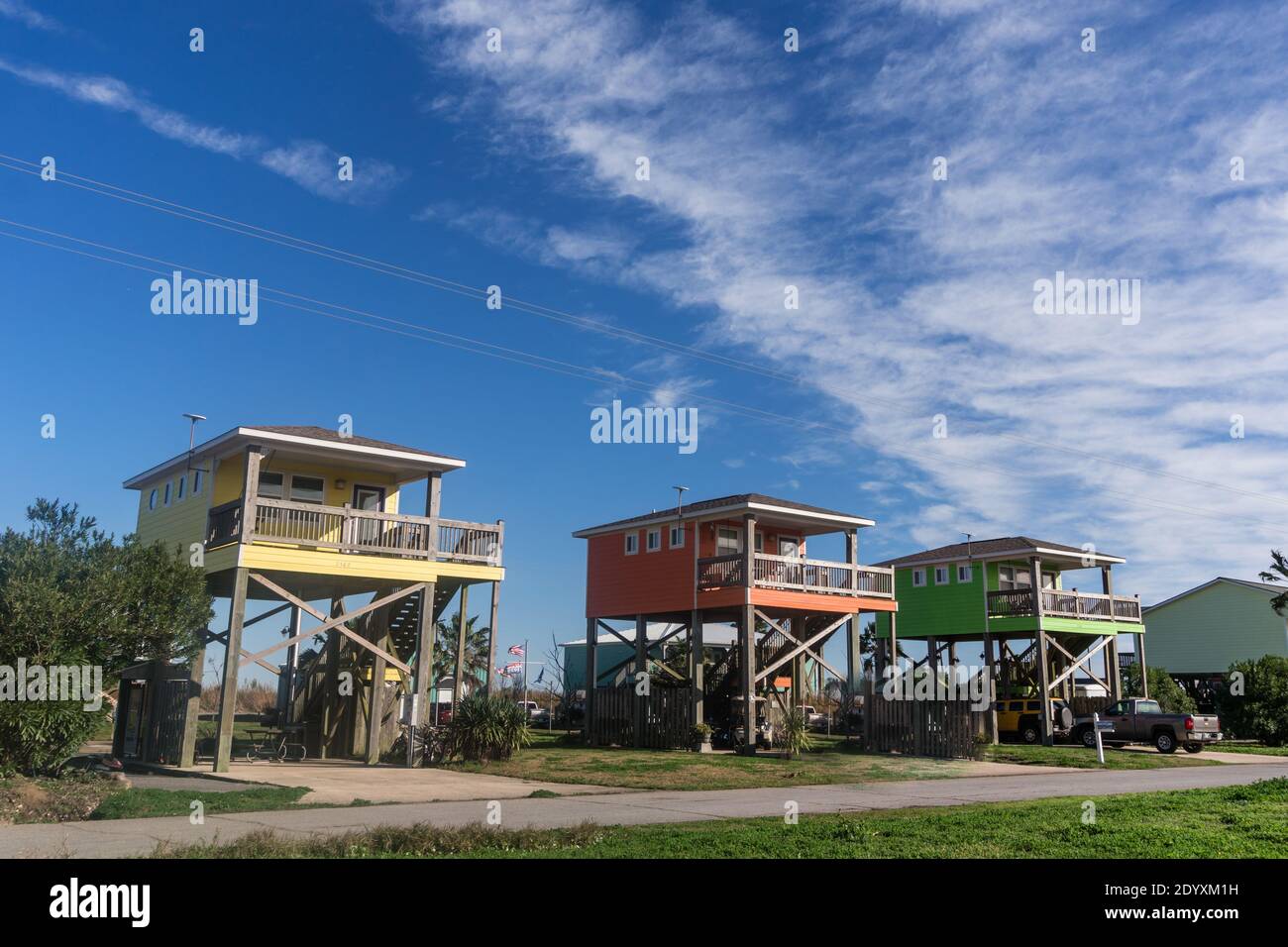 Holly Beach, LA, USA - 19 gennaio 2020: Fila di case colorate costruite su palafitte alte sulla costa della Louisiana. Le comunità in quest'area sono spesso colpite Foto Stock