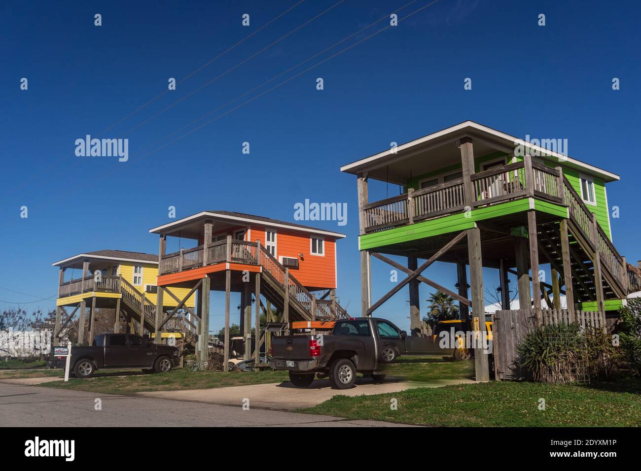 Holly Beach, LA, USA - 19 gennaio 2020: Fila di case colorate costruite su palafitte alte sulla costa della Louisiana. Le comunità in quest'area sono spesso colpite Foto Stock