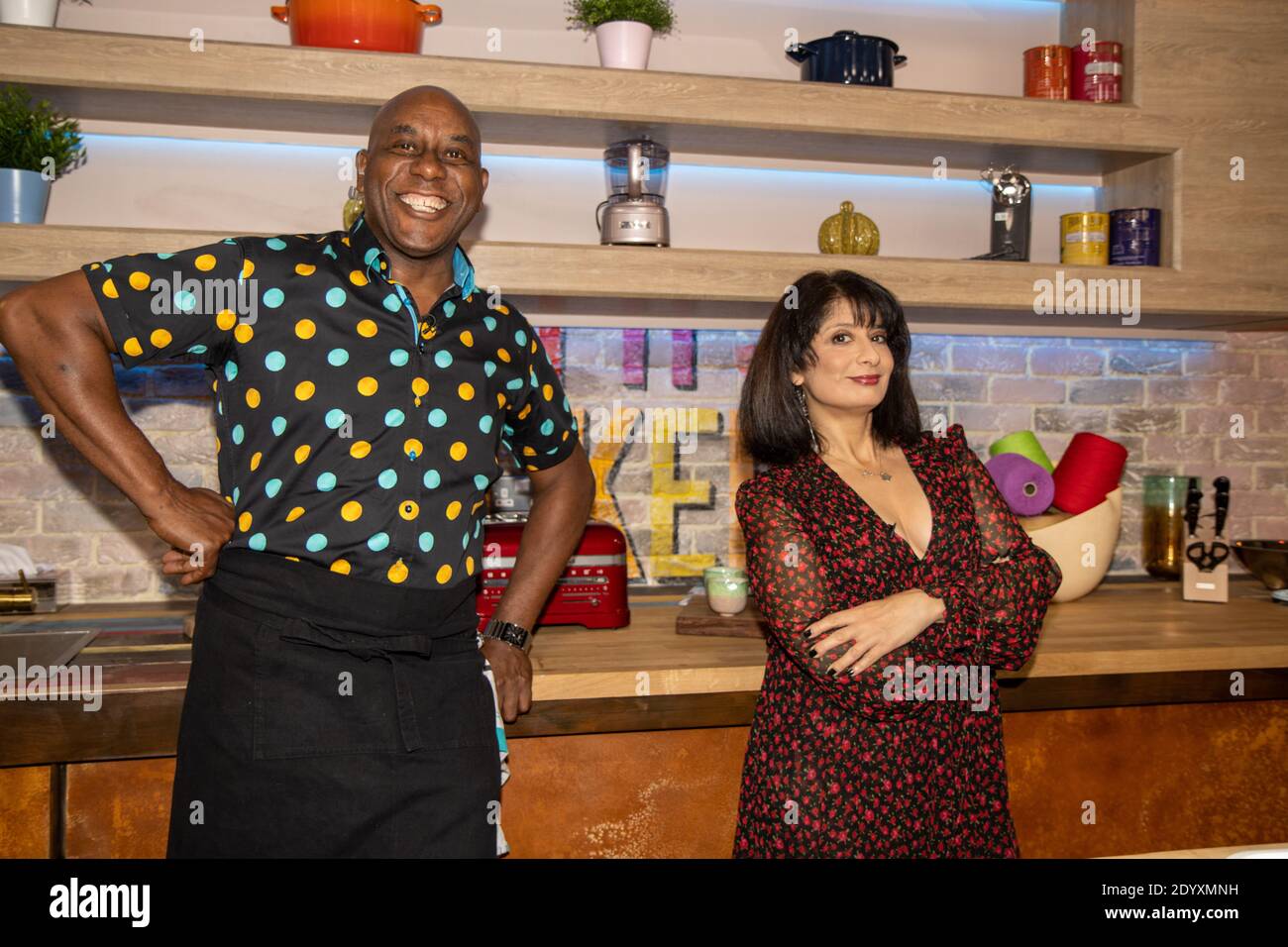 Leeds UK, 21 settembre 2020: The British TV Presenter e Chef Ainsley Harriott e il comico e autore britannico Shappi Khorsandi sul set di una TV dal vivo Foto Stock