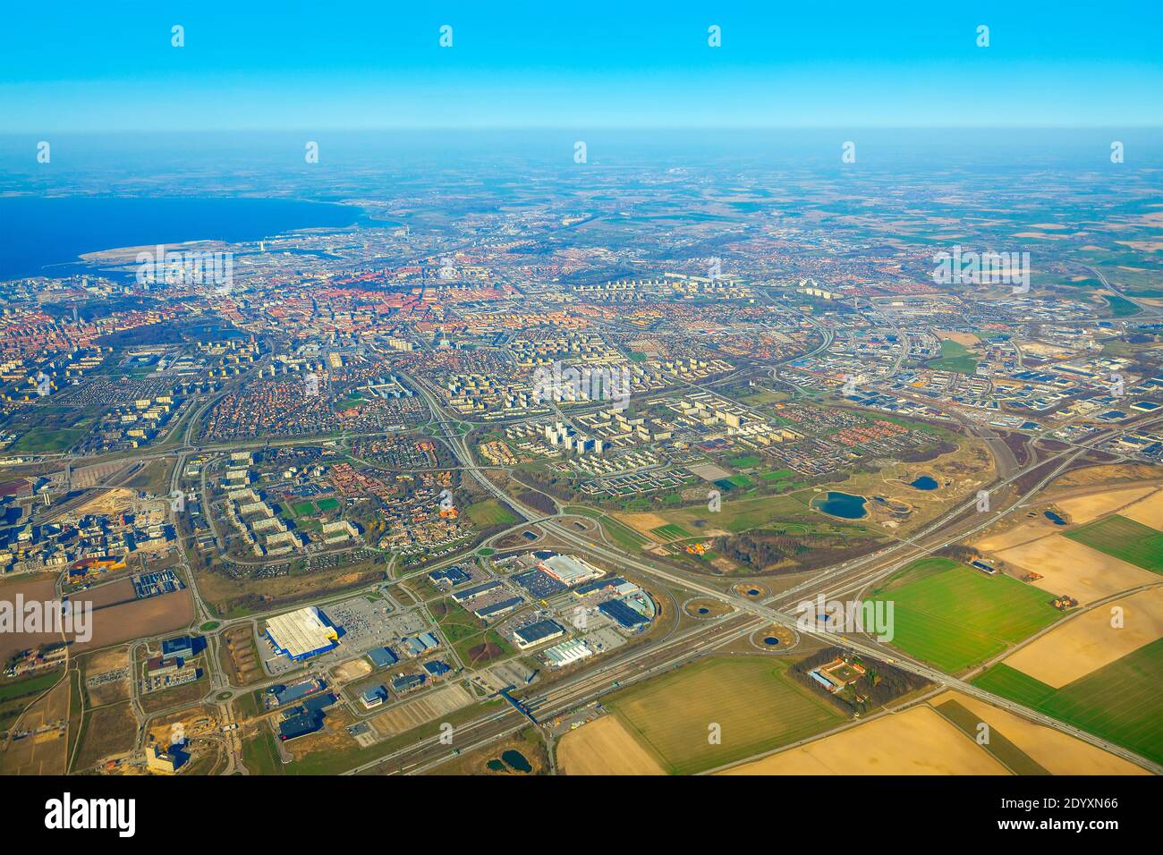 Volo sopra la città di Malmo in Svezia . Vista aerea della città costiera svedese Foto Stock