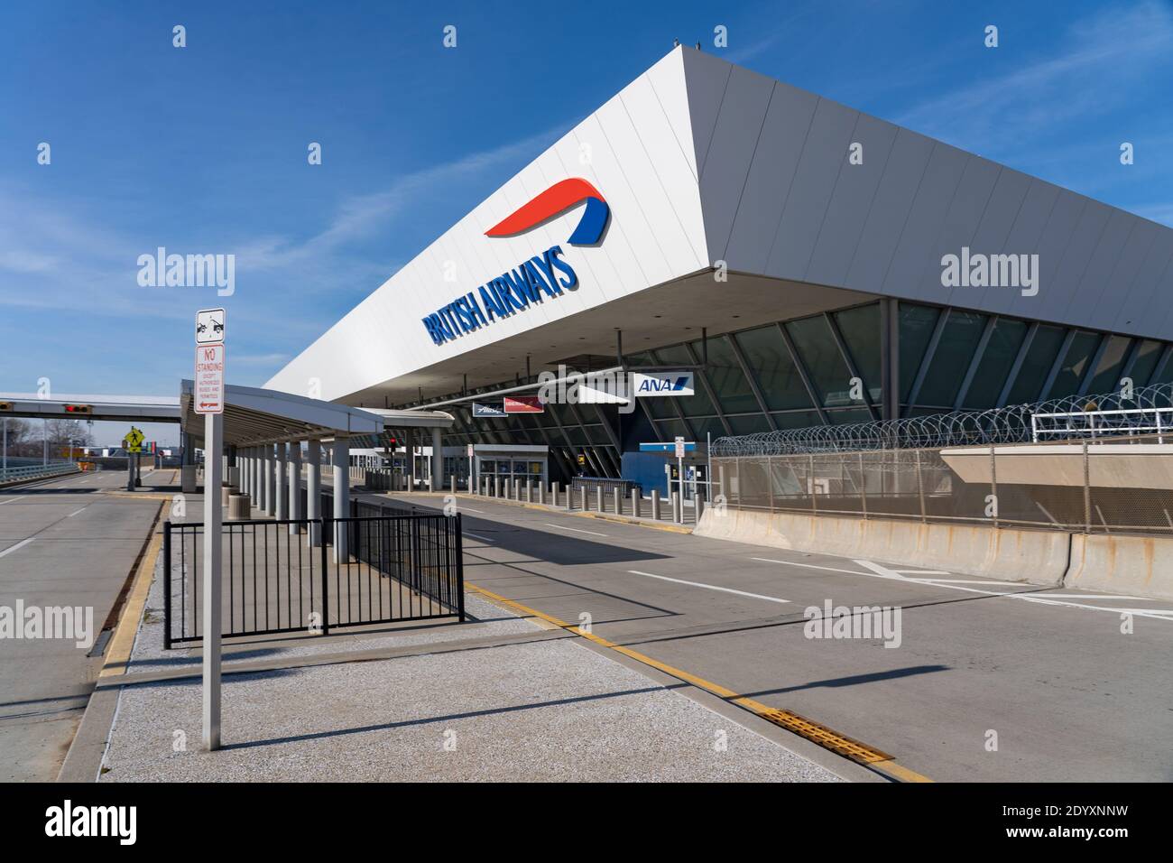 NEW YORK, NY – 27 DICEMBRE 2020: Il logo British Airways è visibile sul terminal 7 dell'aeroporto internazionale John F. Kennedy (JFK). Foto Stock