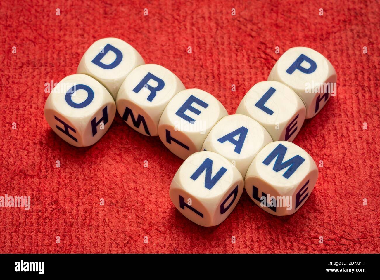 sogna, pianifica, fai crossword in lettere dice contro carta fatta a mano, ispirazione e concetto di motivazione Foto Stock
