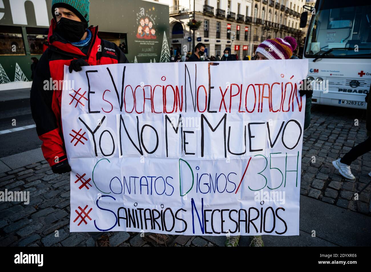 Madrid, Spagna. 28 Dic 2020. I manifestanti che portano un banner prendono parte a una performance contro il nuovo Emergencies Hospital Isabel Zendal, e contro il maltrattamento degli operatori sanitari durante la crisi del coronavirus (COVID-19). Gli operatori sanitari si sono riuniti in Piazza Sol per rappresentare 'il Grande Circo della Sanità' e chiedono le dimissioni del presidente regionale di Madrid Isabel Diaz Ayuso. Credit: Marcos del Mazo/Alamy Live News Foto Stock