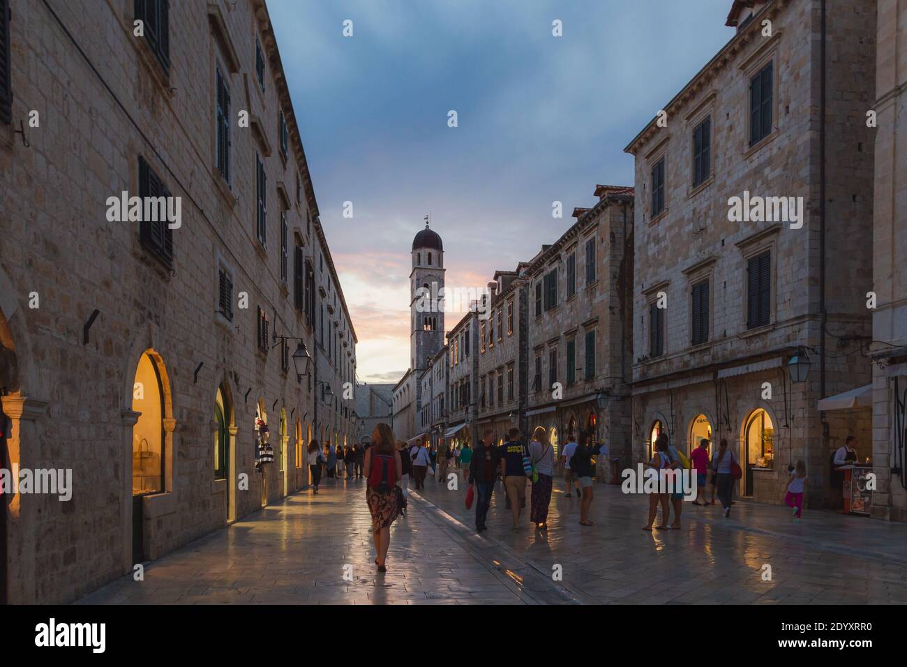 Dubrovnik, Croazia - Settembre 24 2014: Una bella serata a Dubrovnik, Croazia con gli acquirenti, i turisti e la gente del posto passeggiando per la città vecchia. Foto Stock