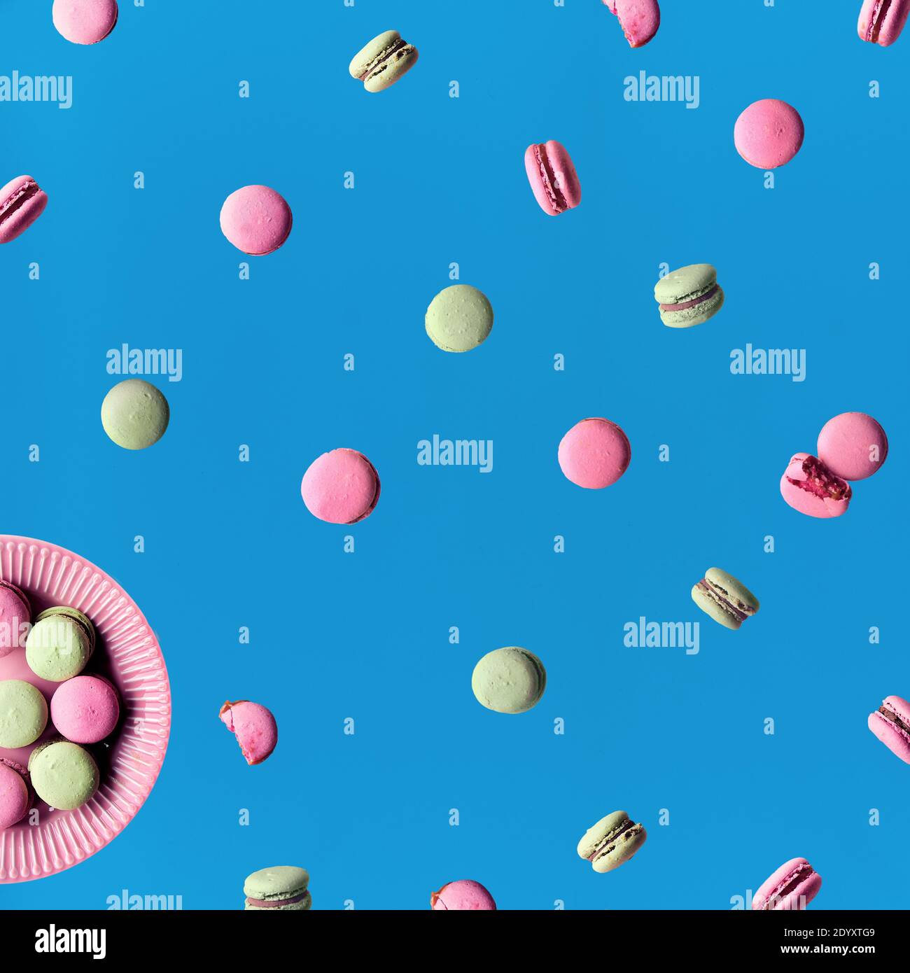 Levitazione di macaroni, concetto di cibo creativo. Macaroni volanti su un piatto e intorno. Composizione creativa quadrata su sfondo blu con rosa e. Foto Stock