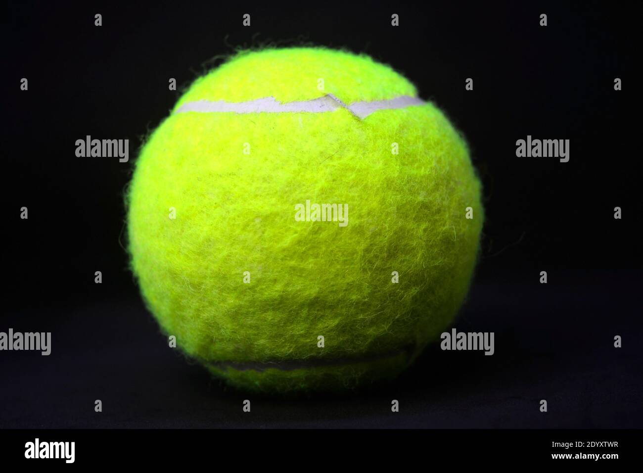Palla da tennis con sfondo nero Foto Stock