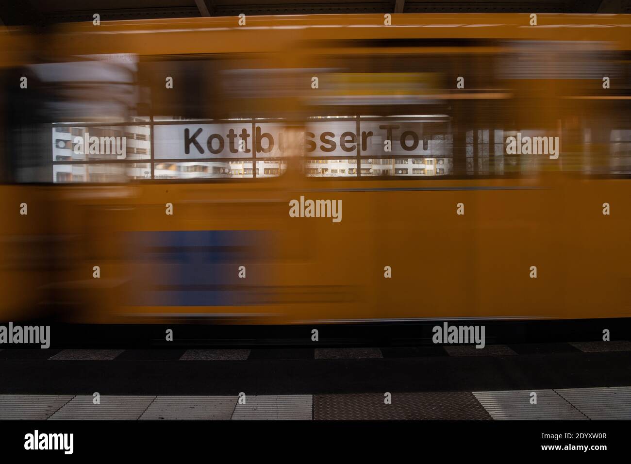 Berlino, Germania. 28 Dic 2020. Un treno entra nella stazione di Kottbusser Tor. Questa zona fa anche parte delle zone vietate dei vigili del fuoco il 31 dicembre. Credit: Paul Zinken/dpa/Alamy Live News Foto Stock