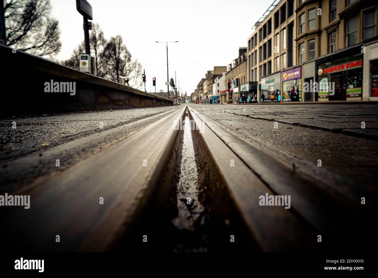 Vista ad angolo basso della linea del tram su Princes Street a Edimburgo, Scozia, Regno Unito Foto Stock