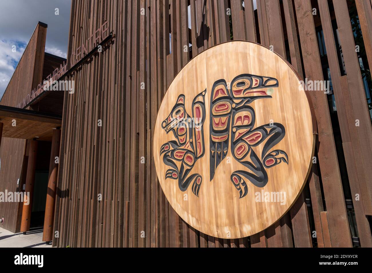 Whitehorse, Canada. 23 Giugno 2018. La facciata del Centro Culturale Kwanlin Dun a Whitehorse, Yukon, Canada. Credit: Planetpix/Alamy Live News Foto Stock