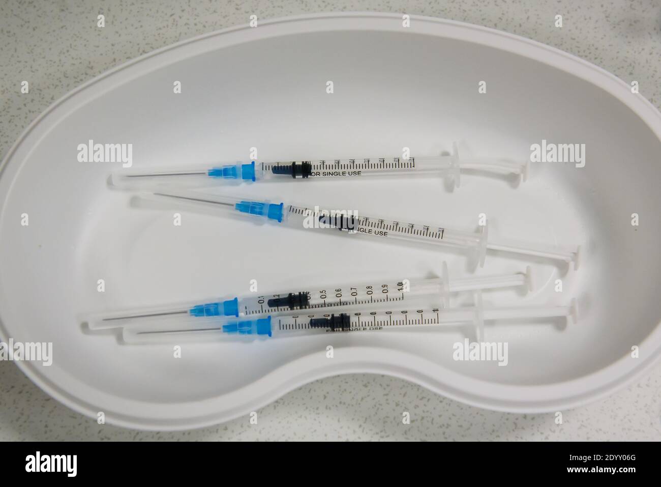 RIGA, LETTONIA. 28 dicembre 2020. Foto con messa a fuoco selettiva. Siringa usata. Il primo giorno di vaccinazione COVID19 in riga Stradins Clinical University Hospital. Credit: Gints Ivuskans/Alamy Live News Foto Stock