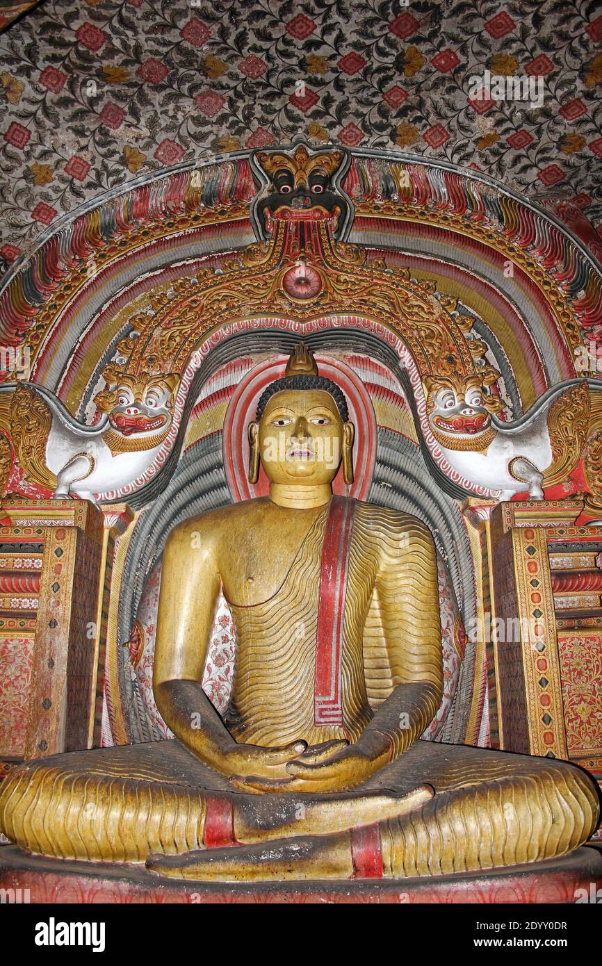 Statua dei Buddha in posizione Lotus Dambulla Cave Temple, Sri Lanka Foto Stock