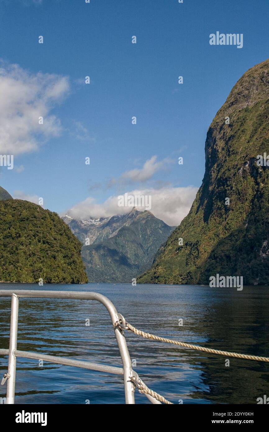 Crociera su una nave con i suoni dubbi a New Zelanda Foto Stock