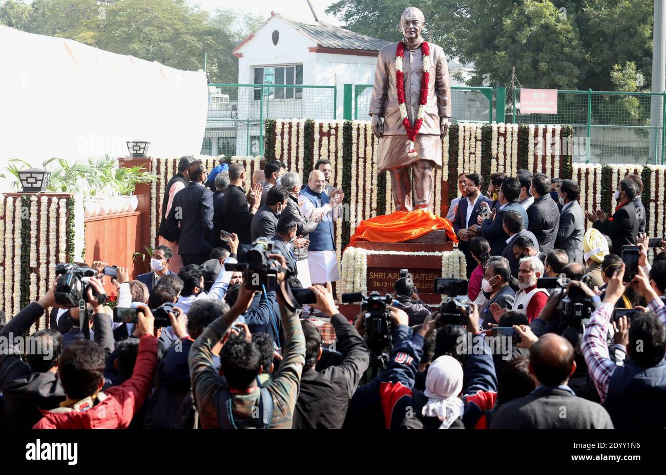 Il ministro indiano dell'interno Amit Shah, svela una statua a grandezza naturale del compianto Arun Jaitley, allo stadio Arun Jaitley, Feroz Shah Kotla Ground. Arun Jaitley è stato Delhi e presidente della District Cricket Association (DDCA) per 13 anni. Foto Stock