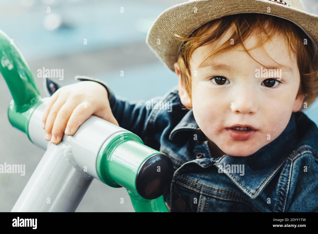 Vestiti casual e un atteggiamento fresco da questo piccolo papà Foto Stock