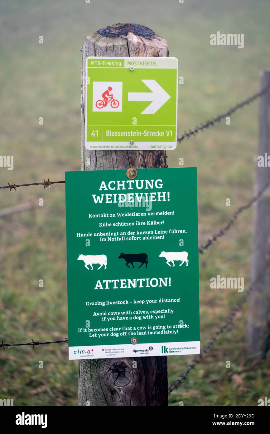 Österreich, Niederösterreich, Scheibbs, Warnschilder für Wanderer und Mountanbiker Foto Stock