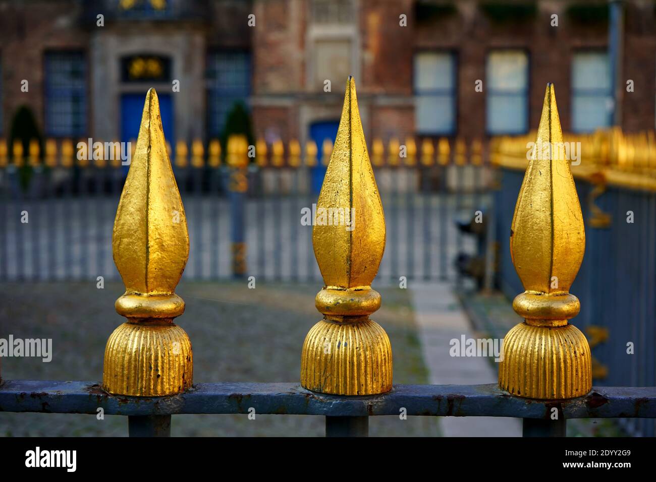 Primo piano della recinzione color oro nel mercato della città vecchia di Düsseldorf, scintillante al sole del tardo pomeriggio. Foto Stock