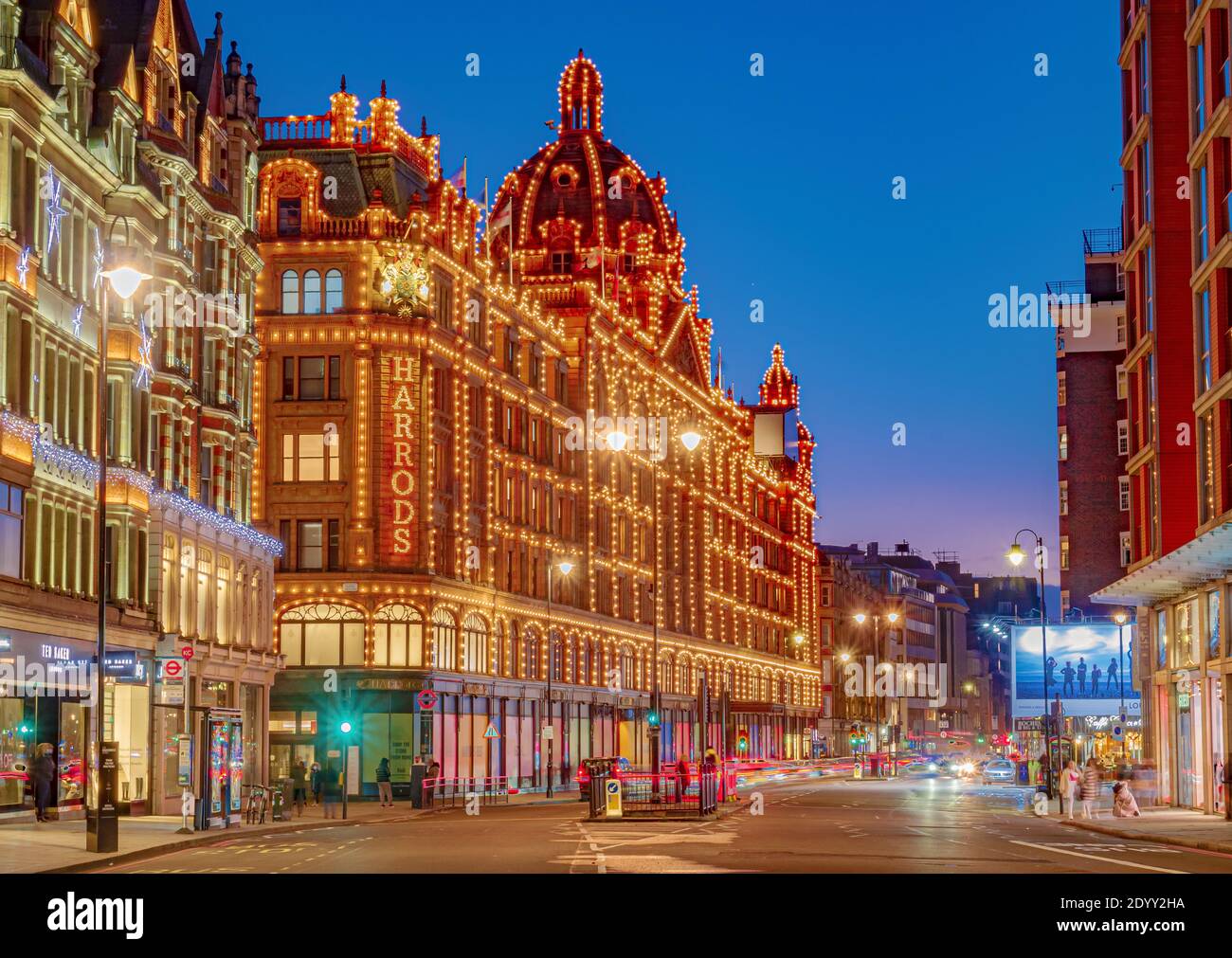 Londra, Inghilterra, Regno Unito - 27 dicembre 2020: Il famoso grande magazzino di lusso Harrods a Londra illuminato in luci di Natale Foto Stock