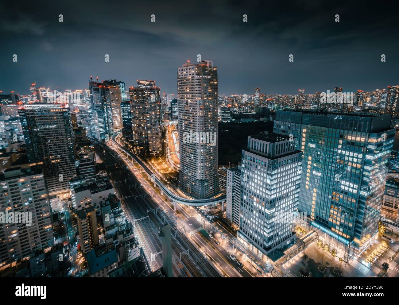 Vista aerea dei tetti dello Skyscraper e del futuristico skyline di notte con le vivaci luci luminose a Tokyo, Giappone Foto Stock