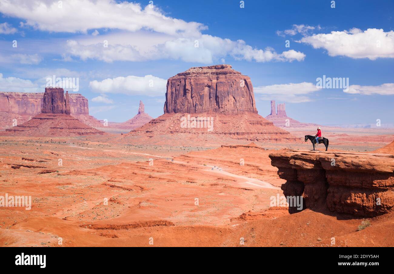 Uomo Navajo in camicia rossa e cappello cowboy su un cavallo John Ford's Point Lone Horse Rider a Merrick Butte, Monument Valley Navajo Tribal Park Arizona USA Foto Stock
