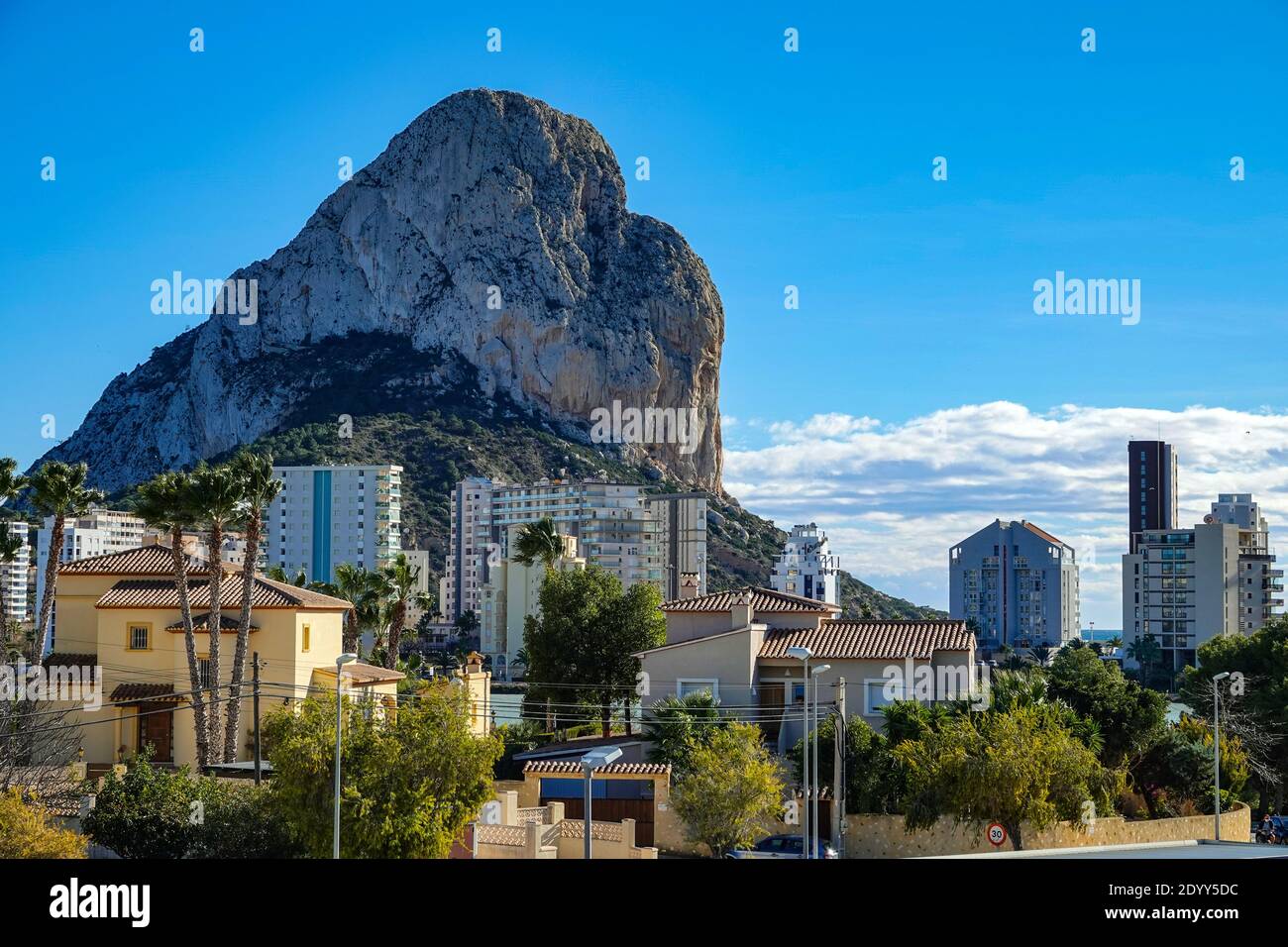 Il Penon d'Ifach, ville e palme una meta turistica popolare di Calpe, sulla Costa Blanca, Alicante, Spagna Foto Stock