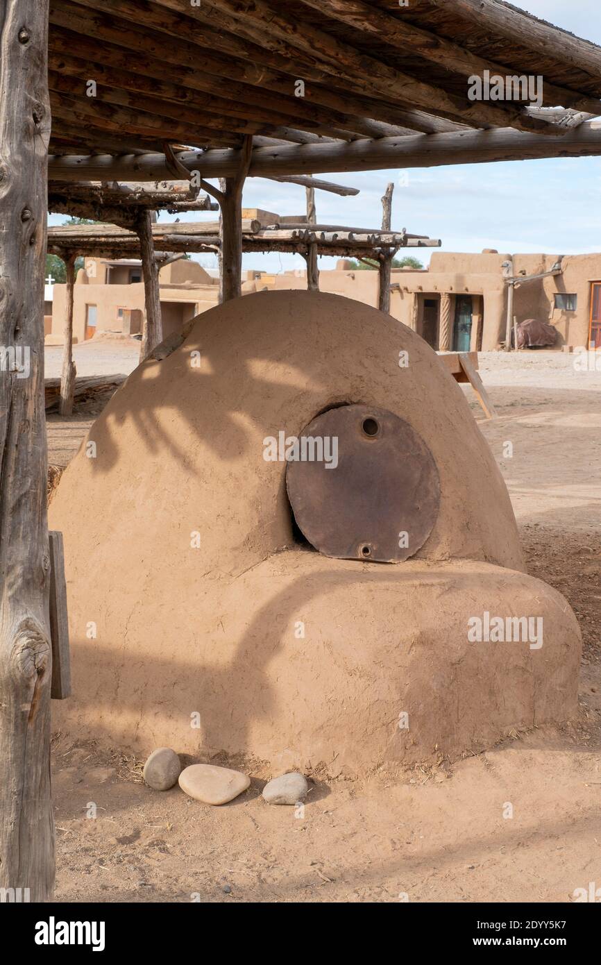 Un forno esterno di adobe nello storico villaggio dei nativi americani di Taos Pueblo, New Mexico, Stati Uniti. Patrimonio dell'umanità dell'UNESCO. Foto Stock