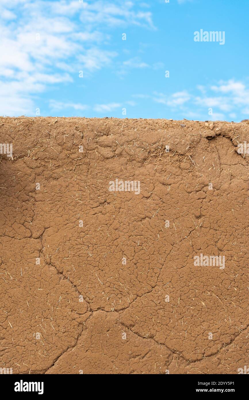 Primo piano di un muro di fango di adobe. Lo storico villaggio nativo americano adobe di Taos Pueblo, New Mexico, Stati Uniti. Patrimonio dell'umanità dell'UNESCO. Foto Stock