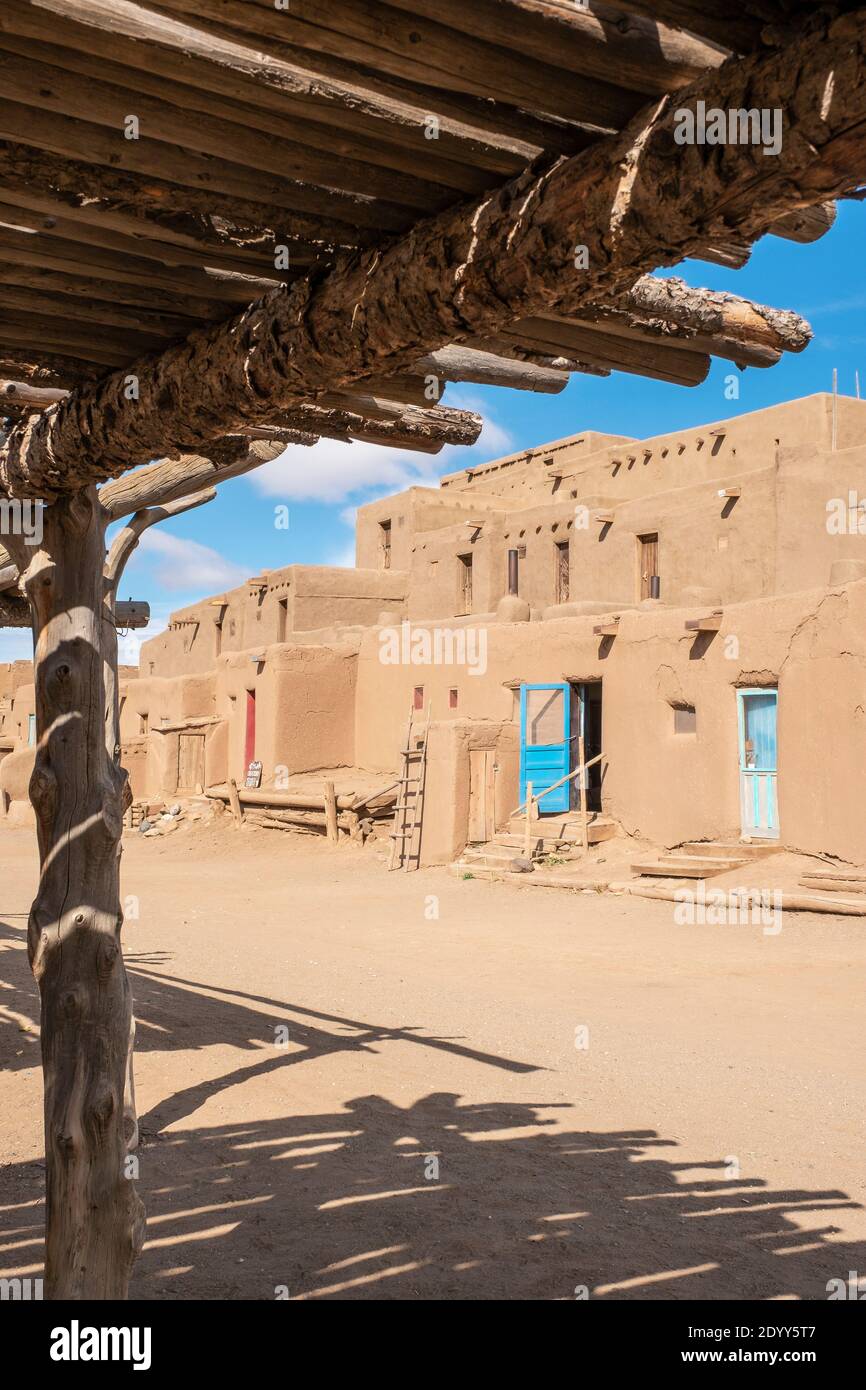 Adobe case nello storico villaggio nativo americano di Taos Pueblo, New Mexico, Stati Uniti. Patrimonio dell'umanità dell'UNESCO. Foto Stock