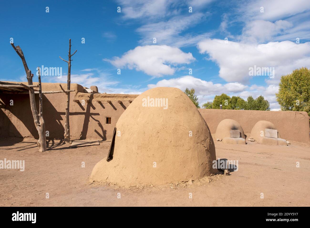Forni da forno all'aperto in adobe nello storico villaggio dei nativi americani di Taos Pueblo, New Mexico, Stati Uniti. Patrimonio dell'umanità dell'UNESCO. Foto Stock