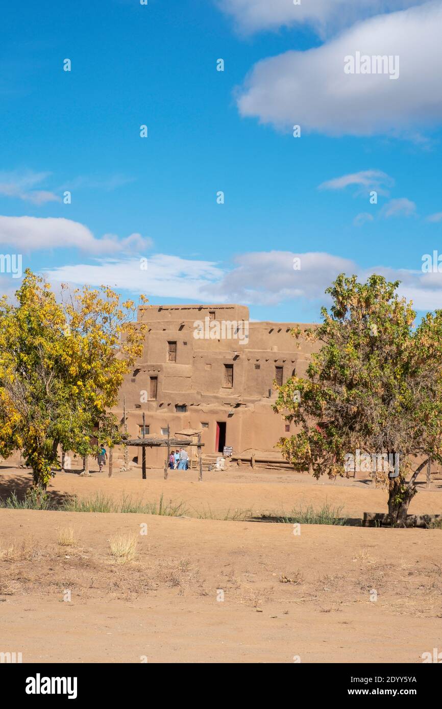 Adobe case nello storico villaggio nativo americano di Taos Pueblo, New Mexico, Stati Uniti. Patrimonio dell'umanità dell'UNESCO. Foto Stock