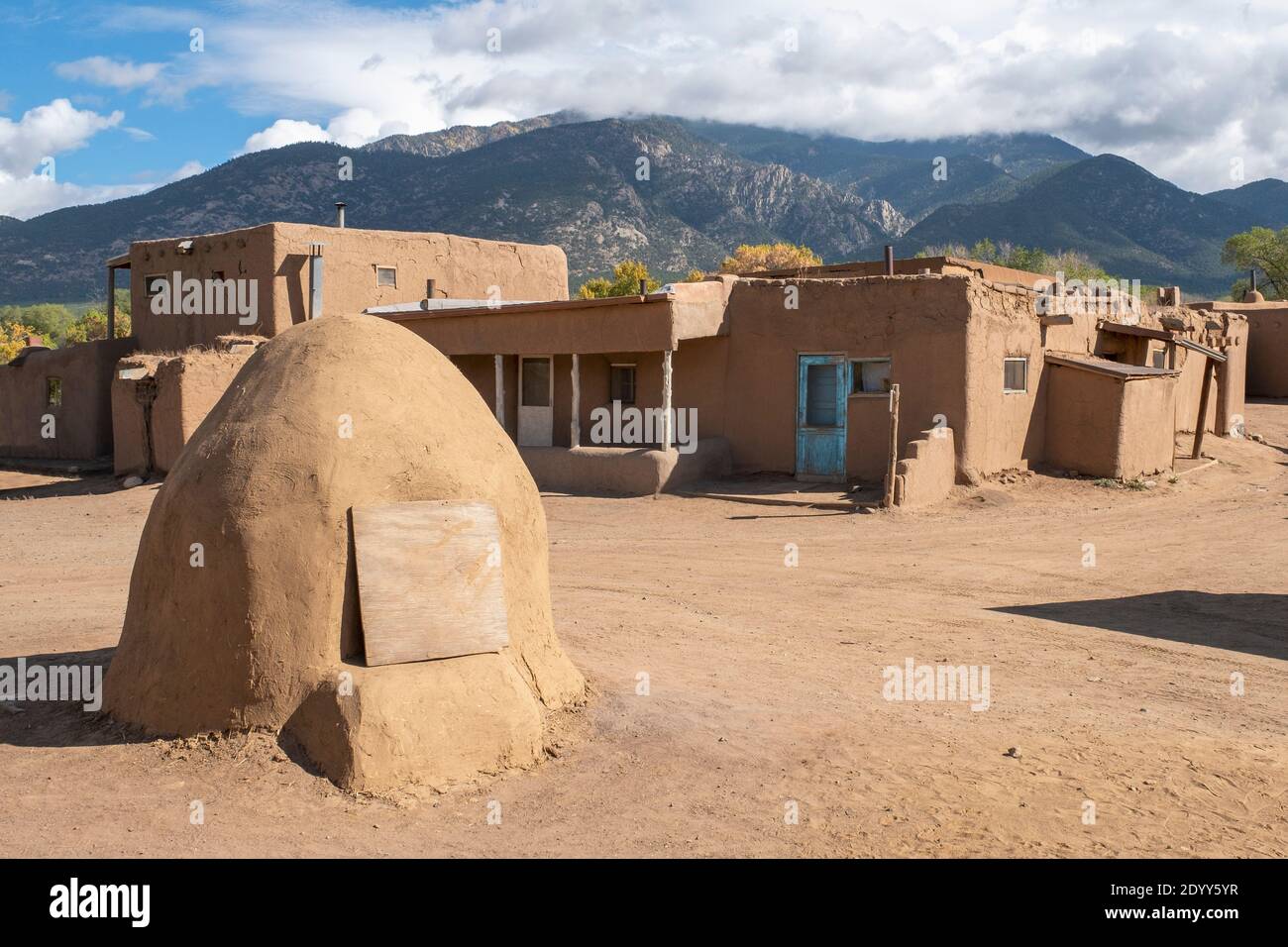 Un forno di adobe all'aperto nello storico villaggio nativo americano di taos Pueblo, New Mexico, USA. Patrimonio dell'umanità dell'UNESCO. Foto Stock