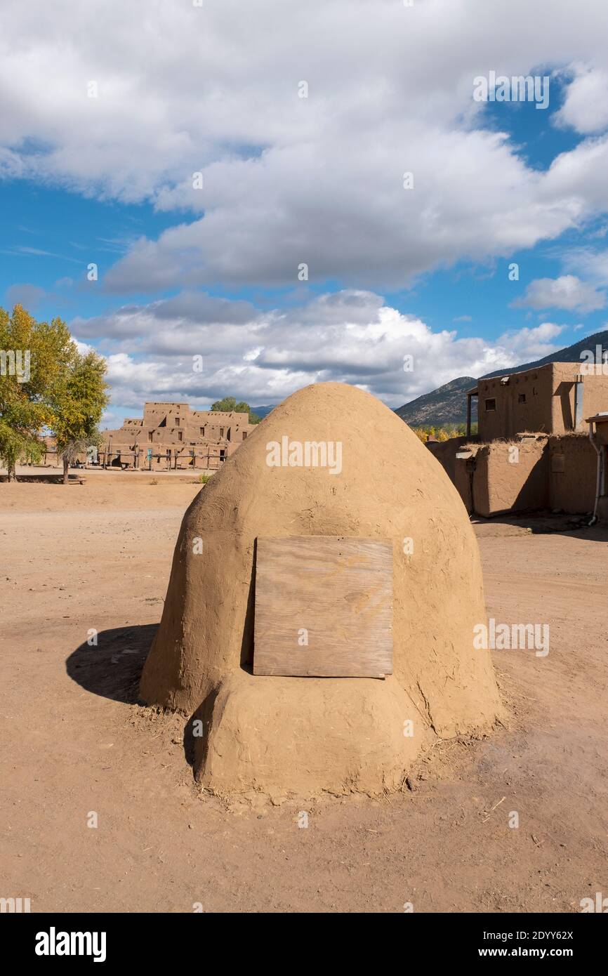 Un forno di adobe all'aperto nello storico villaggio dei nativi americani di Taos Pueblo, New Mexico, Stati Uniti. Patrimonio dell'umanità dell'UNESCO. Foto Stock