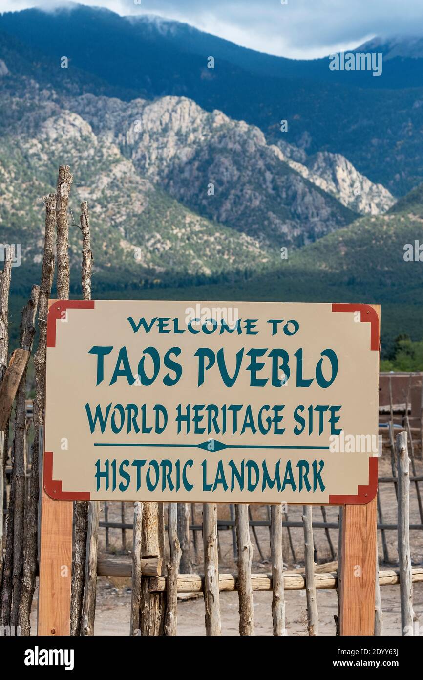 Cartello d'ingresso allo storico villaggio di adobe nativo americano di Taos Pueblo, New Mexico, USA. Patrimonio dell'umanità dell'UNESCO. Foto Stock