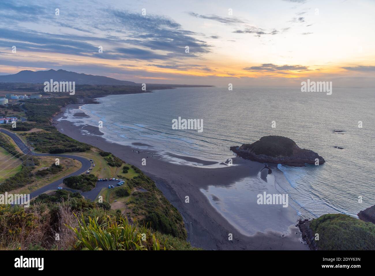 Tramonto vista aerea della costa della Nuova Zelanda da Paritutu Rock vicino a New Plymouth Foto Stock