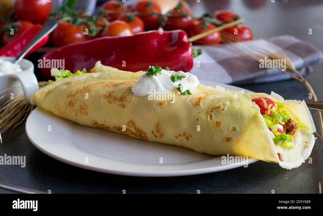 Pancake saporito con ripieno di carne piccante sminuzzata Foto Stock