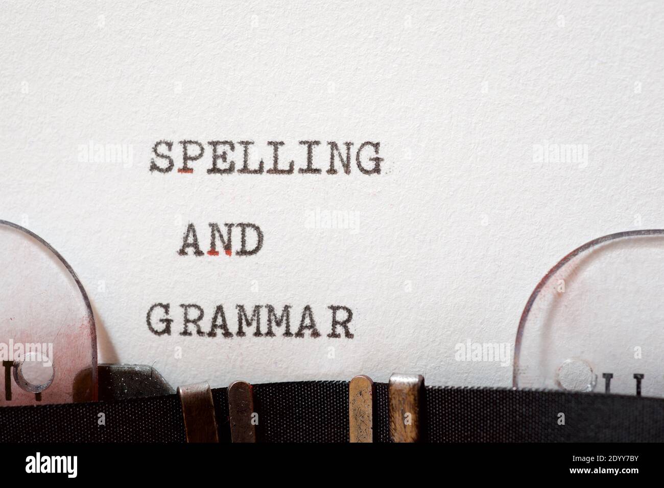 Ortografia e frase grammaticale scritta con una macchina da scrivere. Foto Stock