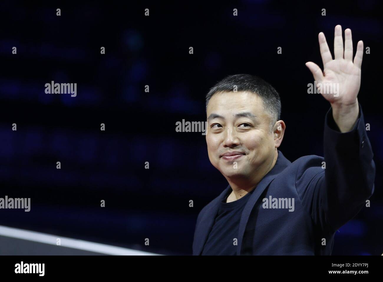 (201228) -- PECHINO, 28 dicembre 2020 (Xinhua) -- Foto scattata il 2 giugno 2019 mostra il presidente dell'associazione cinese di tennis da tavolo Liu Guoliang che sventola agli spettatori durante la cerimonia di premiazione dopo la finale maschile del World Tour Platinum China Open di ITTF a Shenzhen, provincia del Guangdong della Cina meridionale. Liu Guoliang, il capo cinese del ping-pong, è stato nominato presidente del nuovo World Table Tennis Council il il 29 giugno, con l'obiettivo di rendere il ping-pong uno degli sport più importanti del mondo. Dopo una carriera stellare, nella quale ha vinto le medaglie d'oro dei campionati olimpici e del mondo, Liu ha si Foto Stock