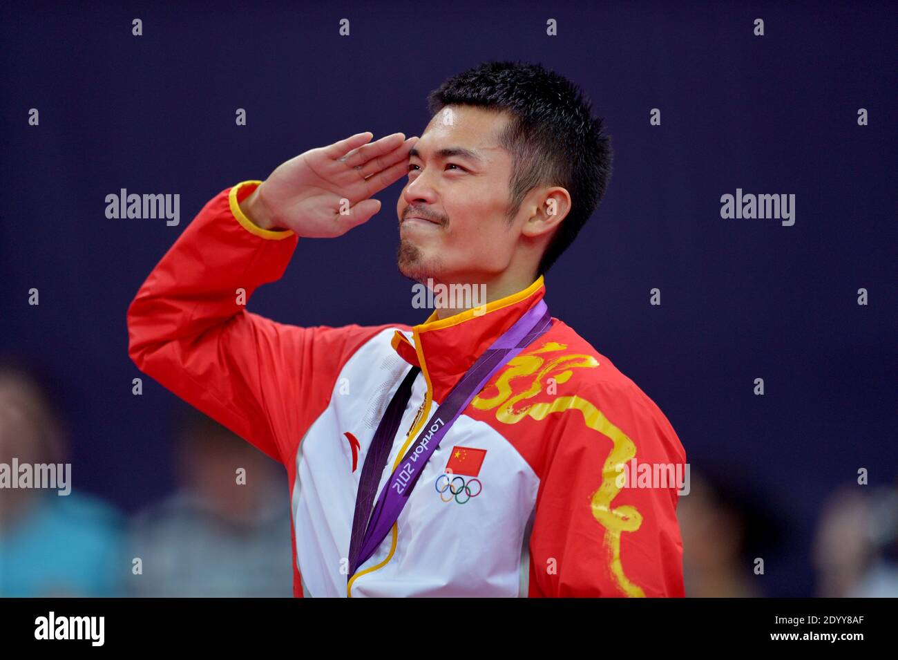 Pechino, Cina. 5 agosto 2012. La foto scattata il 5 agosto 2012 mostra il saluto di Lin Dan in Cina alla cerimonia di premiazione dei singoli badminton maschili, ai Giochi Olimpici di Londra 2012 a Londra, Gran Bretagna. La leggenda cinese del badminton Lin Dan ha annunciato il suo ritiro sui social media il 4 luglio, concludendo una carriera illustre all'età di 37 anni. Uno dei giocatori più importanti di badminton, Lin ha vinto 20 titoli importanti, tra cui due Olimpiadi e cinque titoli mondiali. Ha anche aiutato la Cina a vincere sei titoli Thomas Cup e cinque Sudirman Cup. Credit: Chen Xiaowei/Xinhua/Alamy Live News Foto Stock