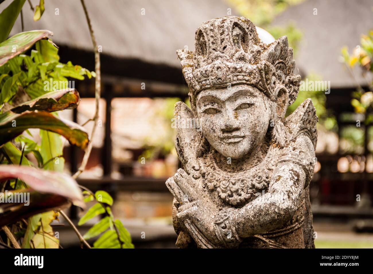 Una statua di Dvarapala (custode della porta) al Tempio di Batukaru a Bali Foto Stock