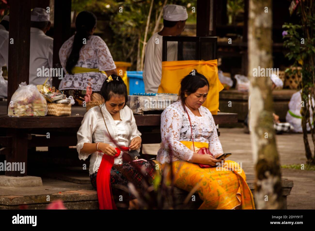 Donne in abiti tradizionali balinesi in attesa di una cerimonia a. Tempio di Batukaru Foto Stock
