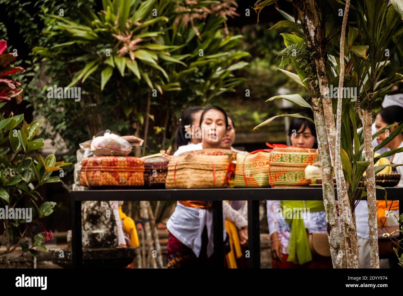 Donne che preparano offerte indù per una cerimonia al tempio di Batukaru Foto Stock