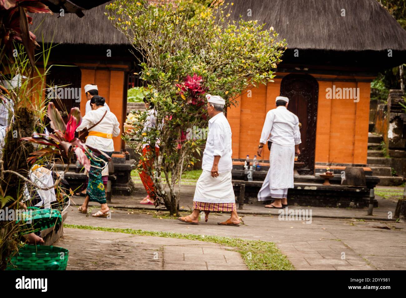 I balinesi si preparano per una cerimonia a Batukaru Tempio di Bali Foto Stock