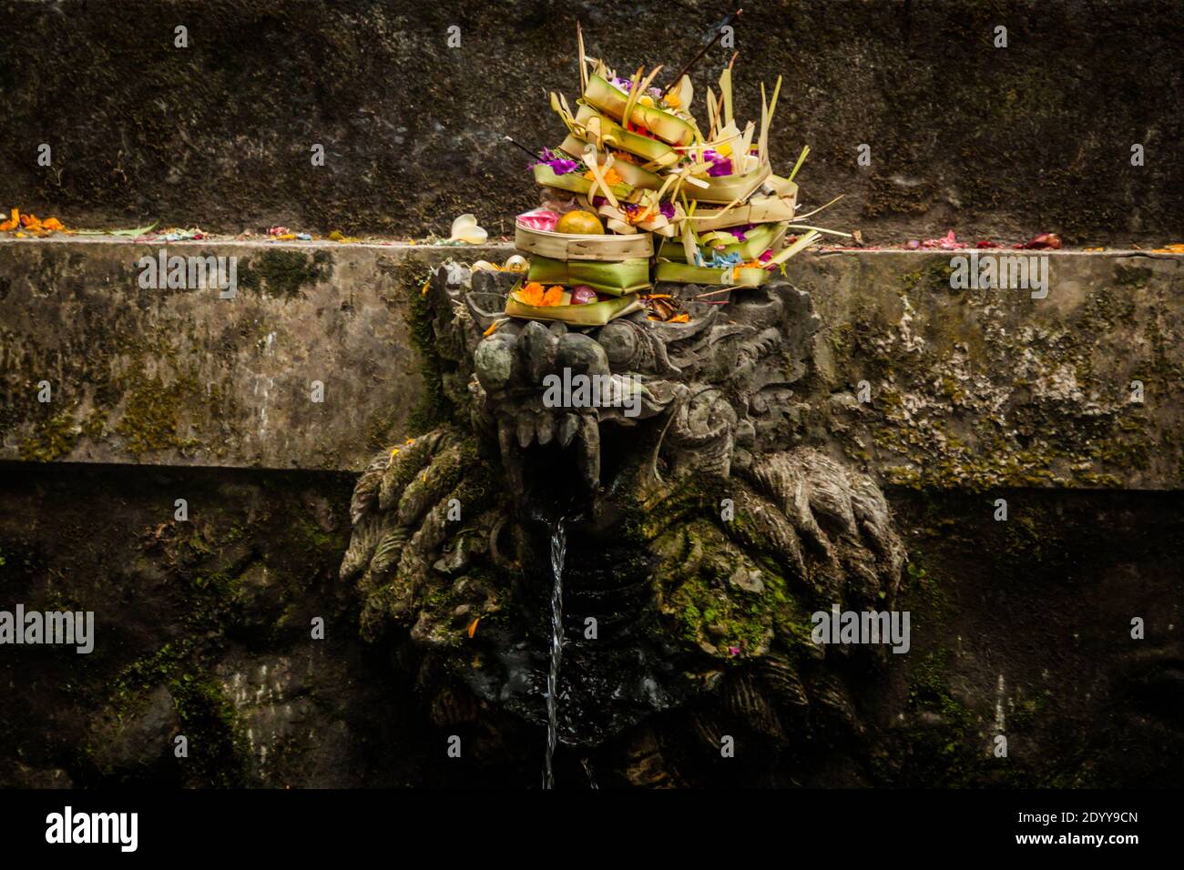 Offerte indù colorate su una fontana al Tempio di Batukaru Foto Stock