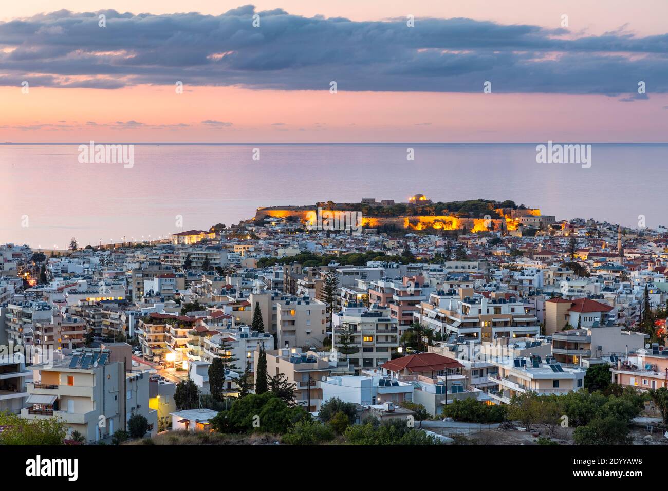 Vista panoramica sulla città di Rethymno illuminata al crepuscolo, che mostra la città vecchia, Fortezza Castello, e vista mare, Creta, Grecia Foto Stock