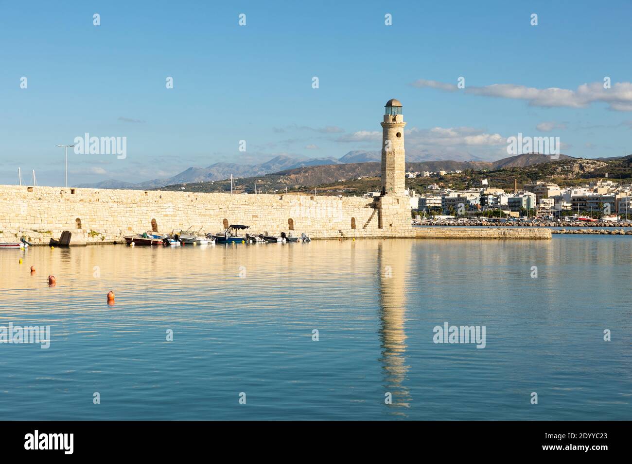 Il faro al Porto Vecchio Veneziano bagnata dalla luce del mattino, Rethymno, Creta, Grecia Foto Stock