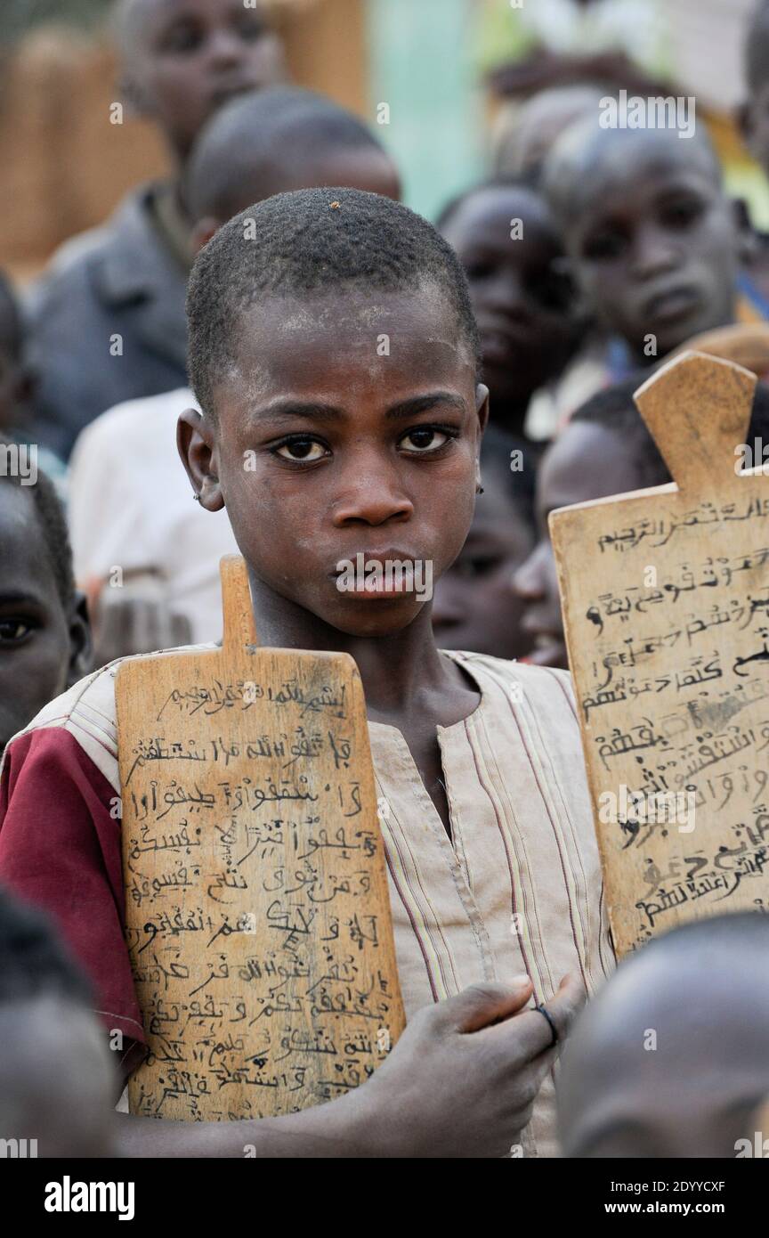 NIGER Zinder, bambini della scuola di Quran che leggono le assicurazioni di quran da piastra di legno / NIGER Zinder, Kinder in einer Koranschule, paken Koran Suren von Holztafeln Foto Stock