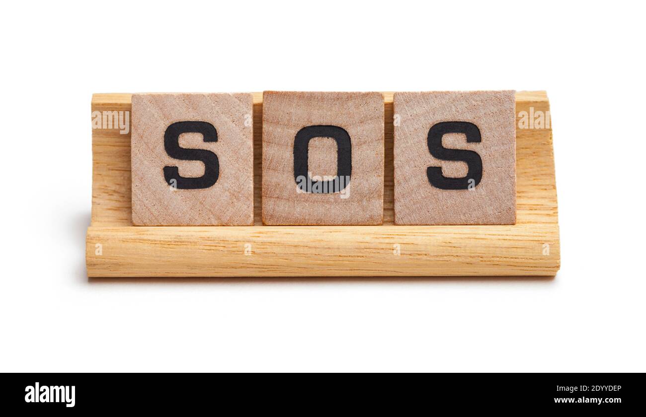 Blocchi di lettere in legno per l'ortografia SOS Cut out. Foto Stock